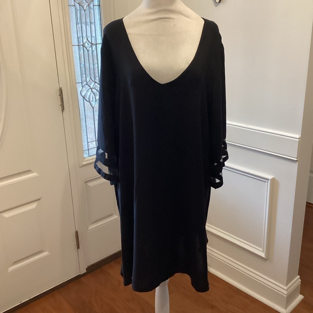Elegant Black V-Neck Dress with 3/4 Mesh Detaling Sleeves